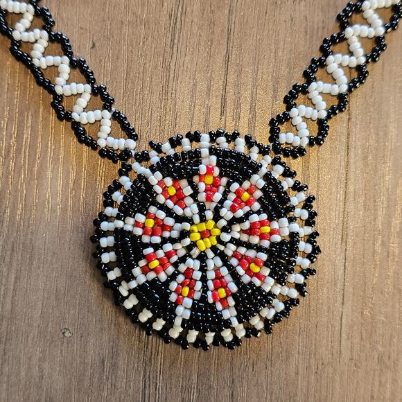 Vintage Native American Tribal Black & White Seed Bead Flower Pendant Necklace - Picture 3 of 7